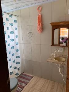 a bathroom with a shower and a sink at Recanto do Peixe Dourado kitnet in Casimiro de Abreu