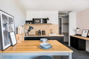 Le Parc 42 Saint-Etienne的厨房或小厨房