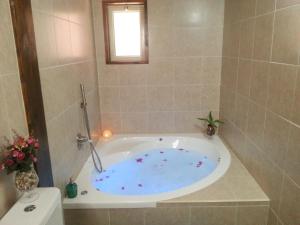 Bathroom sa Dead Sea Dawn