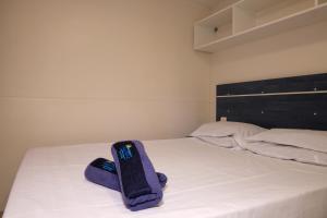 Ένα ή περισσότερα κρεβάτια σε δωμάτιο στο Happy Camp mobilehomes in Camping Apollonia