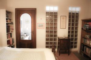 una camera con un letto e una finestra e una porta di Latte & Miele a Maggiano