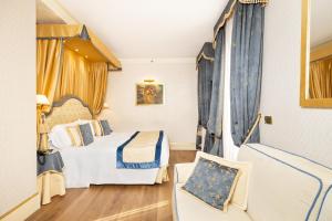 Rúm í herbergi á Hotel A La Commedia