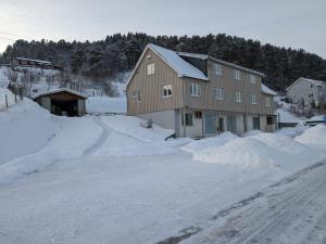 Una casa con mucha nieve alrededor. en Overnatting Rodal, en Valsøybotn