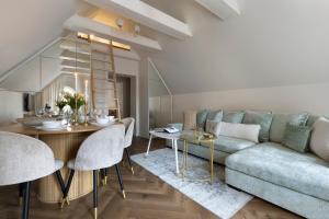 sala de estar con sofá y mesa en Elite Apartments Długa Prestige en Gdansk