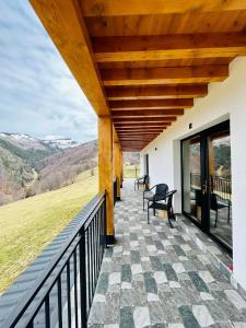 een balkon met uitzicht op de bergen bij Villa Wild Rooms in Jieţ