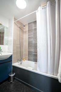 Koupelna v ubytování Pendulum Hotel + 29 fotografií