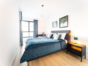 Posteľ alebo postele v izbe v ubytovaní Apartament z dwiema sypialniami + parking