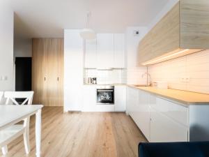 Kuchyňa alebo kuchynka v ubytovaní Apartament z dwiema sypialniami + parking