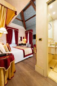 Un pat sau paturi într-o cameră la Hotel A La Commedia