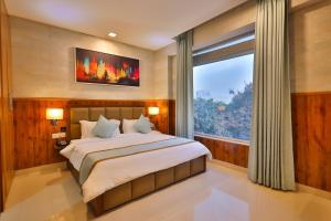 Postel nebo postele na pokoji v ubytování Clay Inn Hotel, Sohna Road, Sector 49, Gurugram