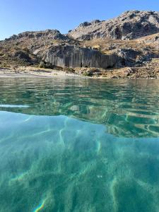 uma vista para as águas cristalinas de uma praia em Happy Camp mobilehomes in Camping Apollonia em Plakiás