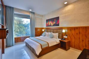 Postel nebo postele na pokoji v ubytování Clay Inn Hotel, Sohna Road, Sector 49, Gurugram + 37 fotografií