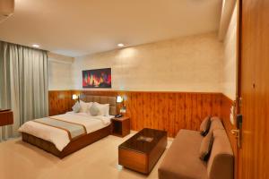 Postel nebo postele na pokoji v ubytování Clay Inn Hotel, Sohna Road, Sector 49, Gurugram