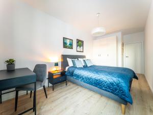 Posteľ alebo postele v izbe v ubytovaní Apartament z dwiema sypialniami + parking