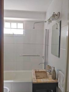 Et badeværelse på Depto en Villa del Parque centro