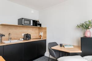 Le Parc 42 Saint-Etienne的厨房或小厨房
