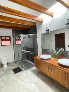 a bathroom with two sinks and a shower at LA CASA ROJA in Tequisquiapan