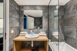圣艾蒂安Le Parc 42 Saint-Etienne的带水槽和淋浴的浴室