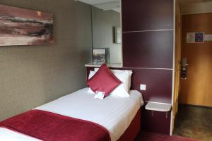 Postel nebo postele na pokoji v ubytování Pendulum Hotel