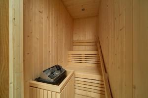 una sauna de madera con una escalera. en Chalet Enza Baqueira - By EMERALD STAY, en Baqueira Beret