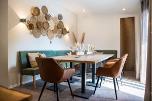 - une salle à manger avec une table et des chaises en bois dans l'établissement Landgasthof Zum Goldenen Anker, à Eggenstein-Leopoldshafen