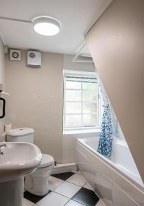 een badkamer met een wastafel, een toilet en een ligbad bij Hobsons Cottage in Grinton +38 foto's