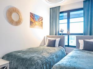 Posteľ alebo postele v izbe v ubytovaní Apartament z dwiema sypialniami + parking