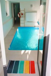 una piscina en una habitación con piscina en Villa Isabelle - vue mer, piscine chauffée, en Sibiril