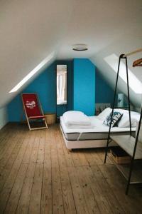 1 dormitorio con 2 literas y pared azul en Villa Isabelle - vue mer, piscine chauffée, en Sibiril