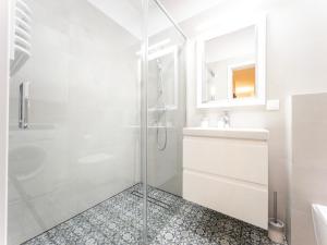 Kúpeľňa v ubytovaní Apartament z dwiema sypialniami + parking