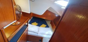 Cette petite chambre comprend un lit dans un bateau. dans l'établissement Coriandre 2 - Dormir sur un grand voilier 9 personnes By Nuits au Port, à La Rochelle