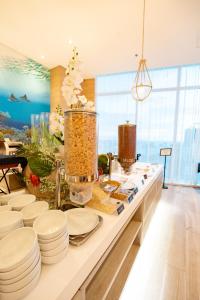 une cuisine avec des plaques blanches sur une table dans l'établissement Aquamare Hotel, à San Andrés