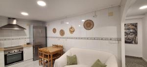 - une cuisine avec un canapé et une table dans une chambre dans l'établissement La Cantora, à Sagonte
