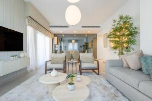 Khu vực ghế ngồi tại SuperHost - Urban Elegance 2BR in Asayel 2 Near Burj Al Arab