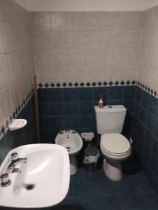 uma casa de banho com um lavatório branco e um WC. em Departamento ArturoV em Río Cuarto