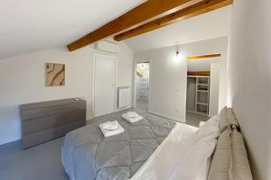 A bed or beds in a room at [Affori] - Appartamento funzionale vicino metro