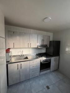 Una cocina o cocineta en Encanto 8 fotos más