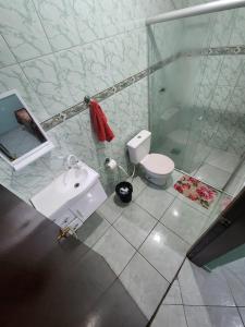 ein Bad mit einem WC und einer Glasdusche in der Unterkunft Casa Confortável em Sumaré divisa Paulínia e Rod Anhanguera in Sumaré