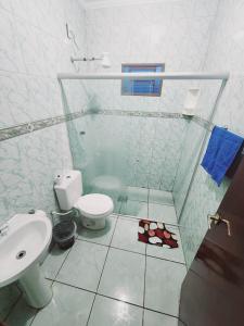 ein Bad mit einer Glasdusche und einem WC in der Unterkunft Casa Confortável em Sumaré divisa Paulínia e Rod Anhanguera in Sumaré