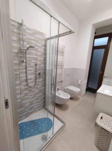 La salle de bains est pourvue d'une douche en verre et de toilettes. dans l'établissement CASA VACANZE CASANOVA, à Agerola