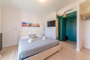 Schlafzimmer mit einem Bett und einem Flachbild-TV in der Unterkunft Appartamento con Incantevole Terrazza in Rom