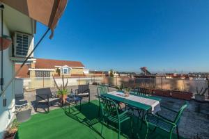 eine Terrasse mit einem Tisch und Stühlen auf dem Balkon in der Unterkunft Appartamento con Incantevole Terrazza in Rom