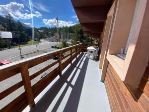 einen Balkon eines Gebäudes mit Straßenblick in der Unterkunft Appartement centre Vars les Claux 150 m des pistes in Vars + 3 Fotos