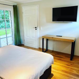TV a/nebo společenská místnost v ubytování Appartements am alten Bahnhof in Fehrbellin Check in mit Schlüsselbox