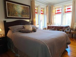 1 dormitorio con 1 cama y una pintura en la pared en Le 100 St-Laurent, en Louiseville