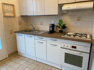 Kuchyň nebo kuchyňský kout v ubytování 2 Espalion superbe appartement hyper centre ville + 1 fotografie