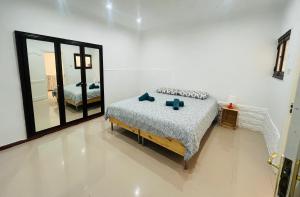 1 dormitorio con cama y espejo grande en La Calzada Apartment, en Tafira
