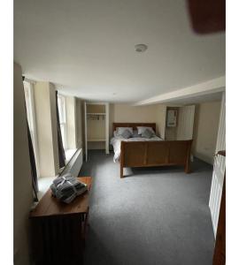 een slaapkamer met een bed en een tafel. bij 1 Hatton house 2 bedroom 2 bathroom spacious basement flat in Newark upon Trent