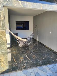 马拉戈日Casa Praia Maragogi - Peroba的吊床位于客房中间