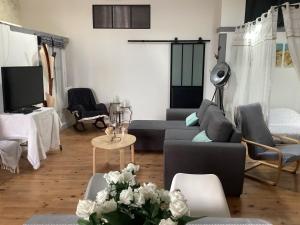 Posezení v ubytování Loft au bord du Canal du Midi